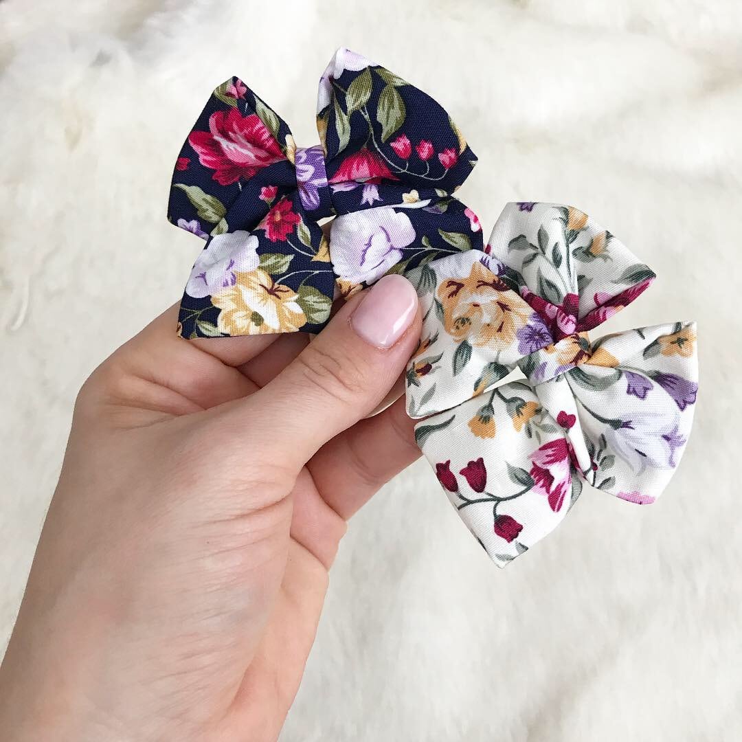 Bomull hårbånd med sløyfe, blomstret/sort, 6cm