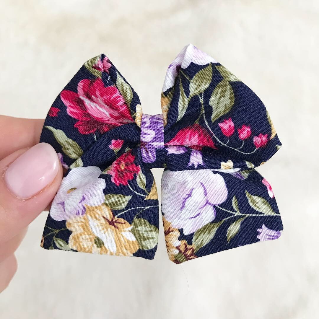 Bomull hårbånd med sløyfe, blomstret/sort, 6cm