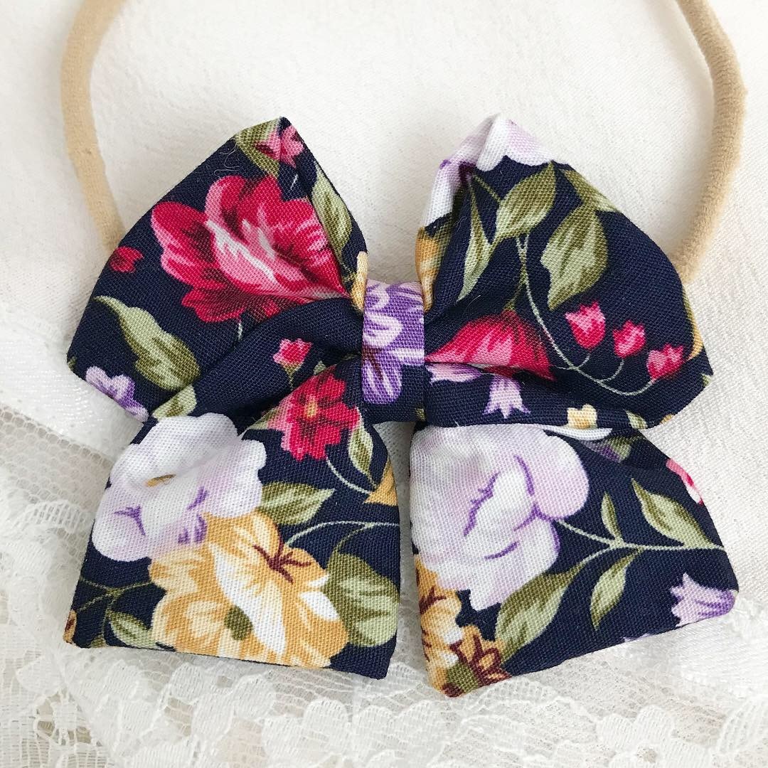 Bomull hårbånd med sløyfe, blomstret/sort, 6cm