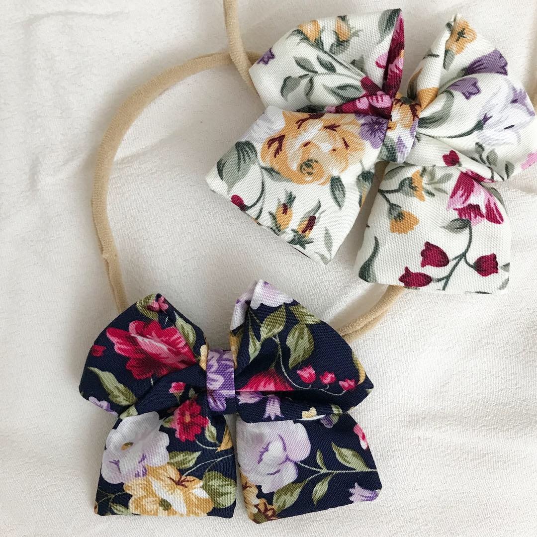 Bomull hårbånd med sløyfe, blomstret/sort, 6cm